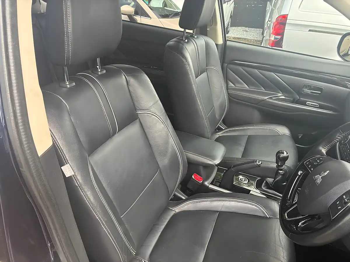 Used 2018 Mitsubishi Outlander 4 Blue - Interior and Exterior details 11