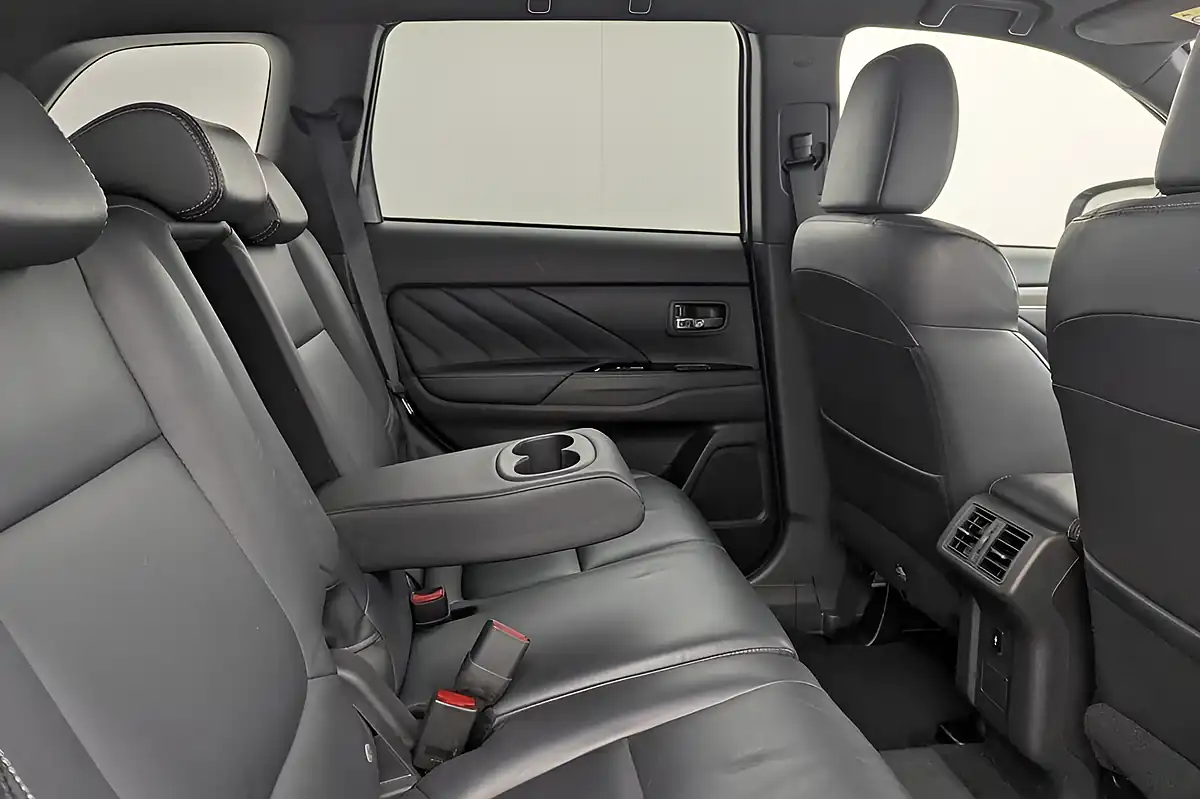 Used 2018 Mitsubishi Outlander 4h Grey - Interior and Exterior details 15
