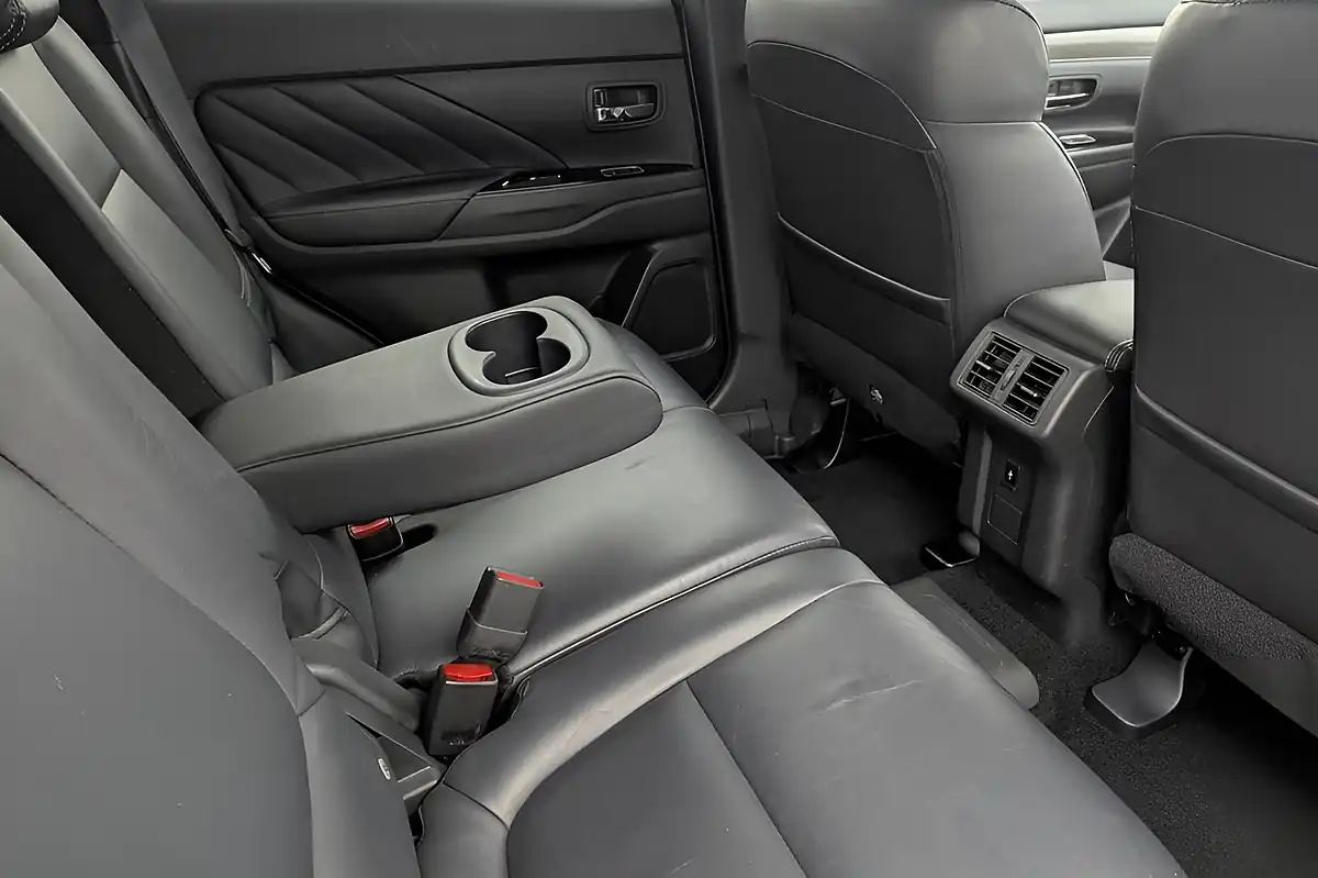 Used 2018 Mitsubishi Outlander 4h Grey - Interior and Exterior details 16