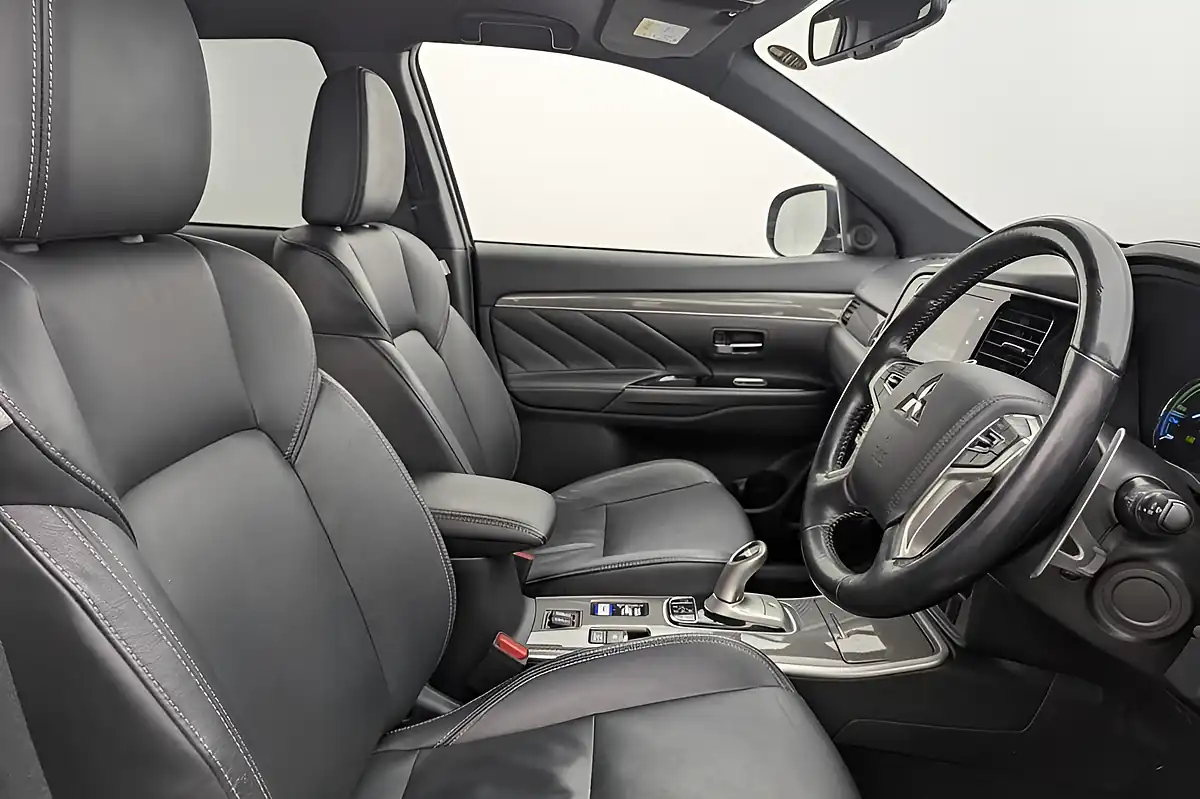 Used 2018 Mitsubishi Outlander 4h Grey - Interior and Exterior details 3