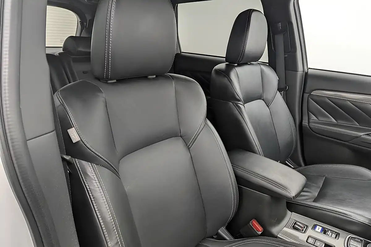 Used 2018 Mitsubishi Outlander 4h White - Interior and Exterior details 13
