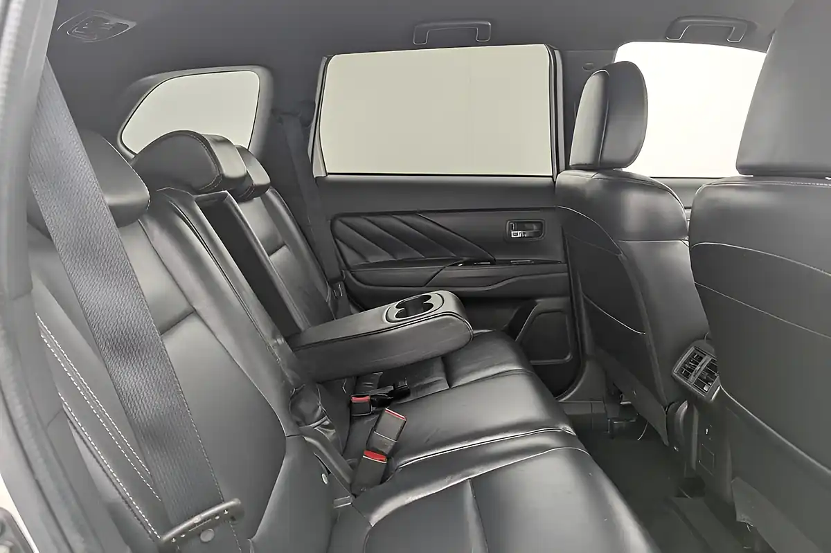 Used 2018 Mitsubishi Outlander 4h White - Interior and Exterior details 14