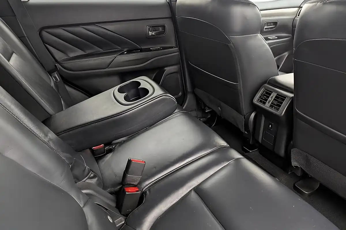 Used 2018 Mitsubishi Outlander 4h White - Interior and Exterior details 16