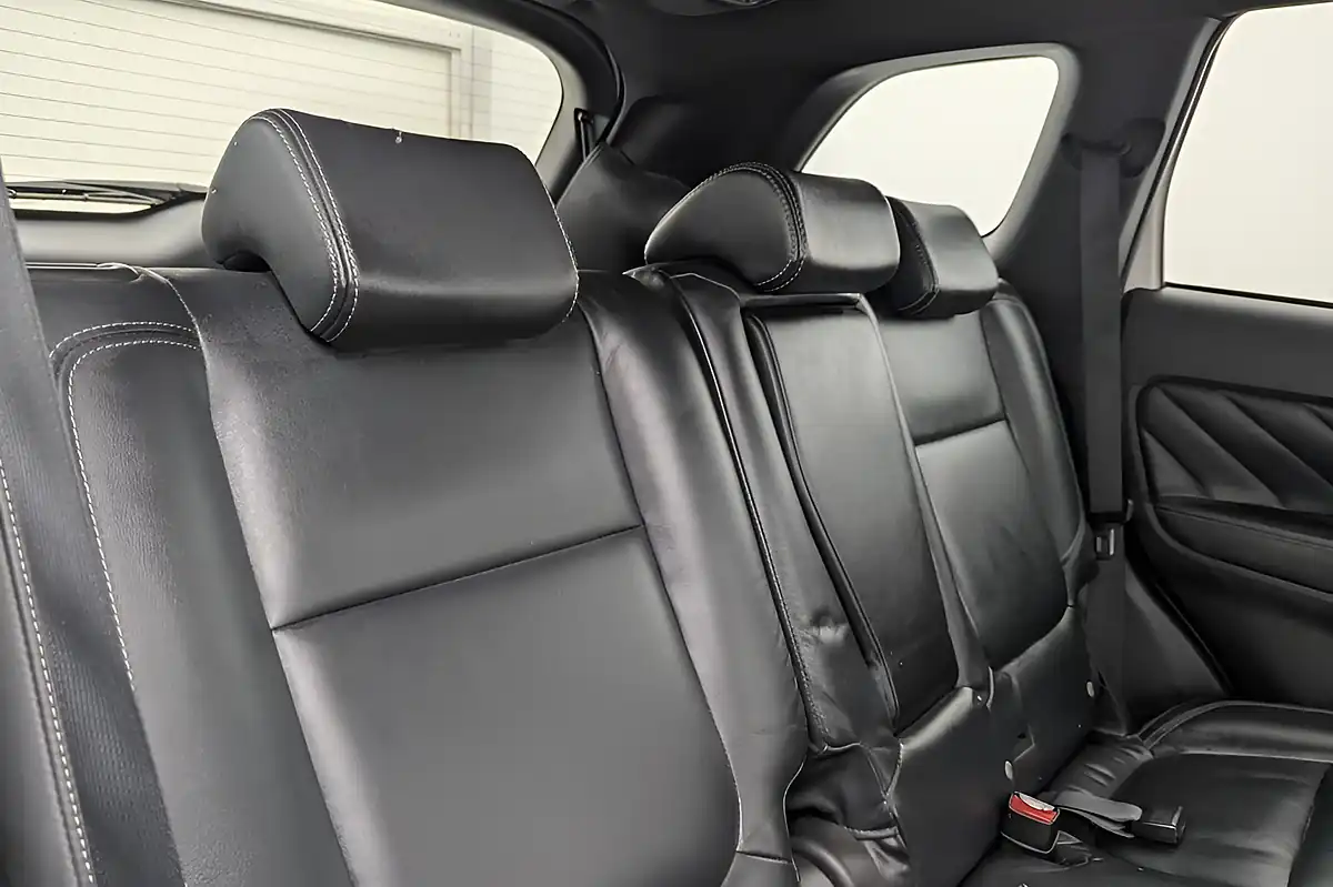 Used 2018 Mitsubishi Outlander 4h White - Interior and Exterior details 17