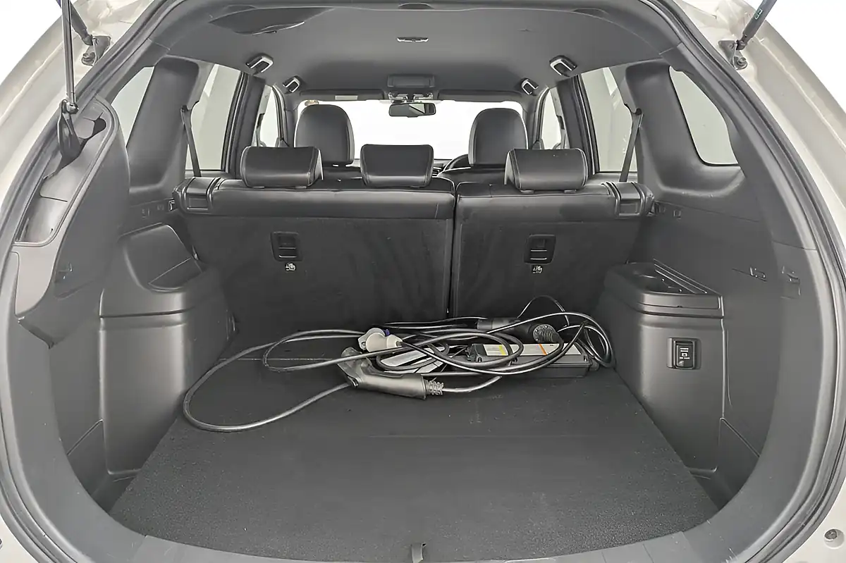 Used 2018 Mitsubishi Outlander 4h White - Interior and Exterior details 18