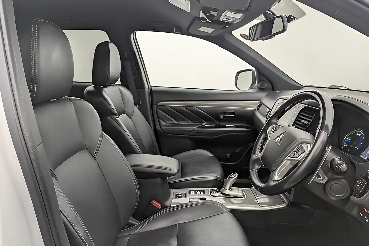 Used 2018 Mitsubishi Outlander 4h White - Interior and Exterior details 3