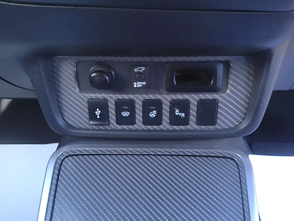 Used 2018 Mitsubishi Outlander 4hs Silver - Interior and Exterior details 15