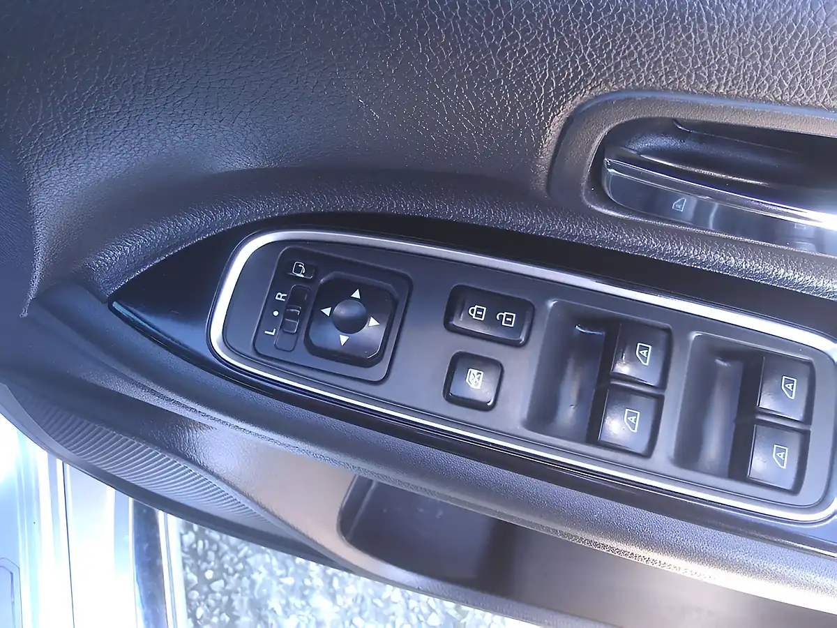 Used 2018 Mitsubishi Outlander 4hs Silver - Interior and Exterior details 16