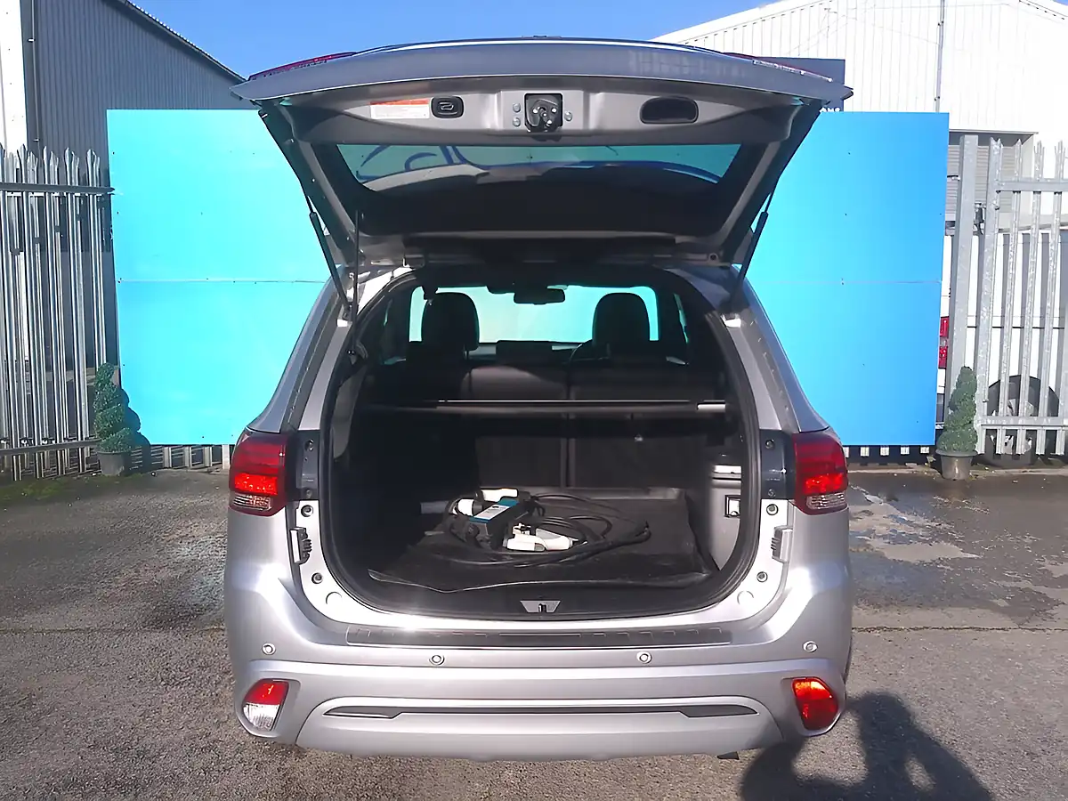 Used 2018 Mitsubishi Outlander 4hs Silver - Interior and Exterior details 9