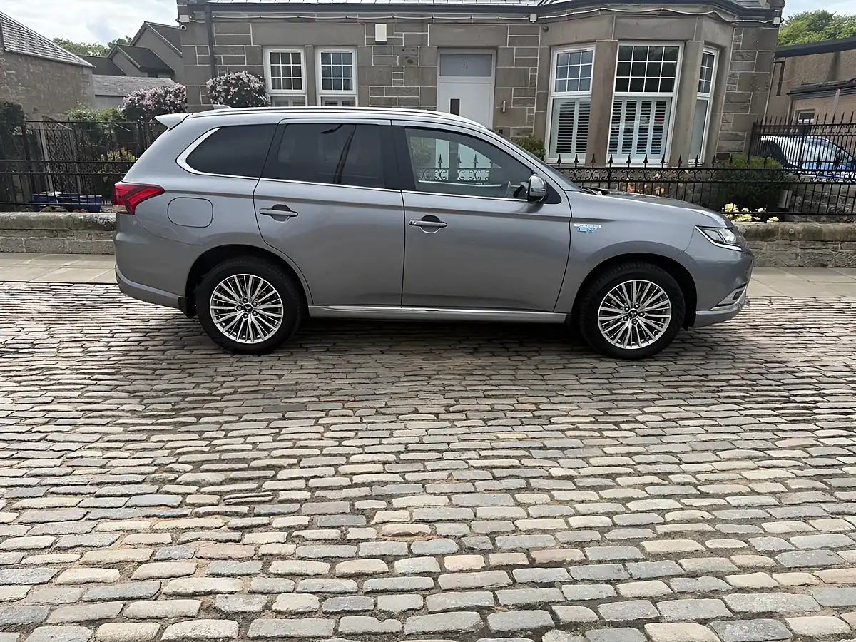 Used 2018 Mitsubishi Outlander Atlantic Grey - Interior and Exterior details 17