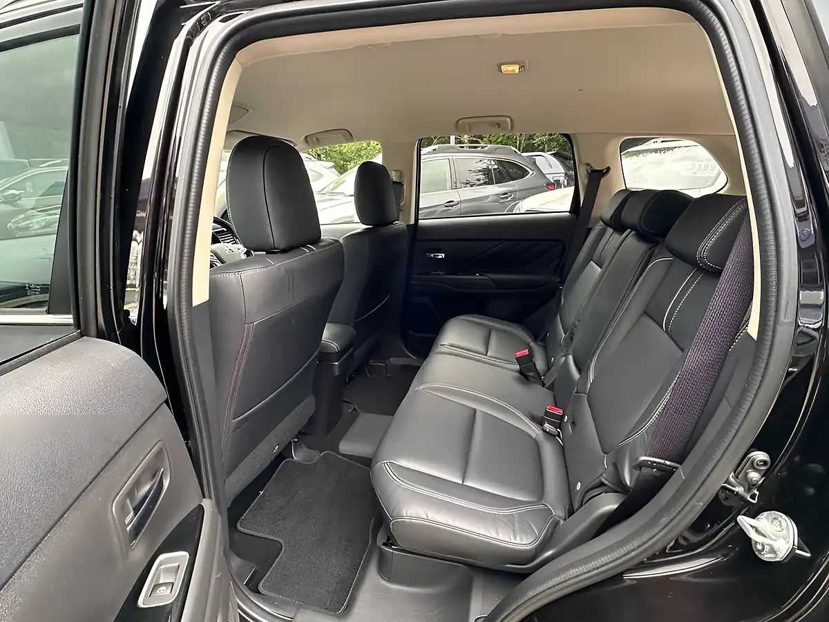 Used 2018 Mitsubishi Outlander Black - Interior and Exterior details 12