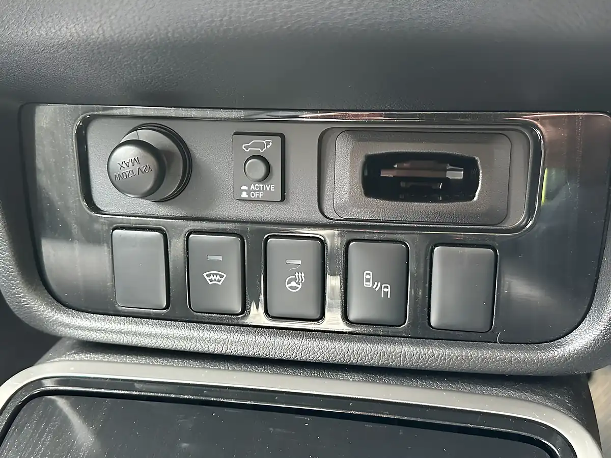 Used 2018 Mitsubishi Outlander Black - Interior and Exterior details 18