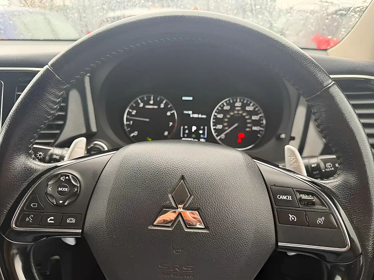 Used 2018 Mitsubishi Outlander Black - Interior and Exterior details 11
