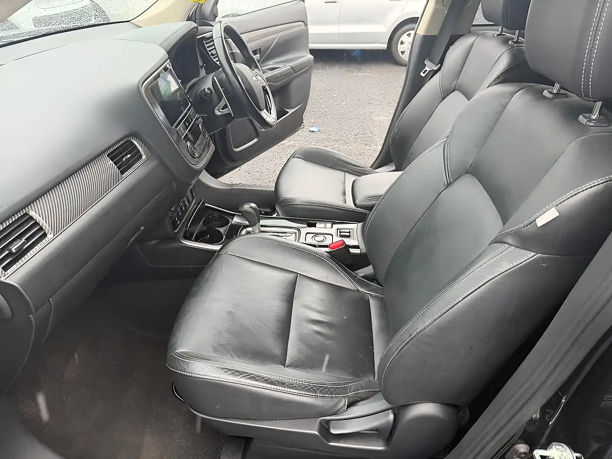 Used 2018 Mitsubishi Outlander Black - Interior and Exterior details 14
