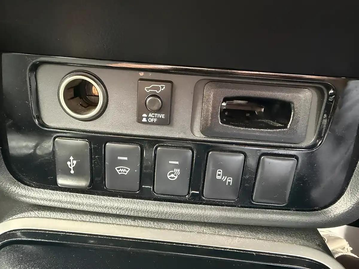 Used 2018 Mitsubishi Outlander Black - Interior and Exterior details 6