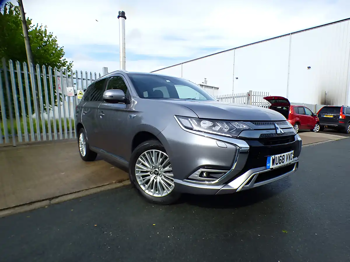 Used 2018 Mitsubishi Outlander Grey - Front View
