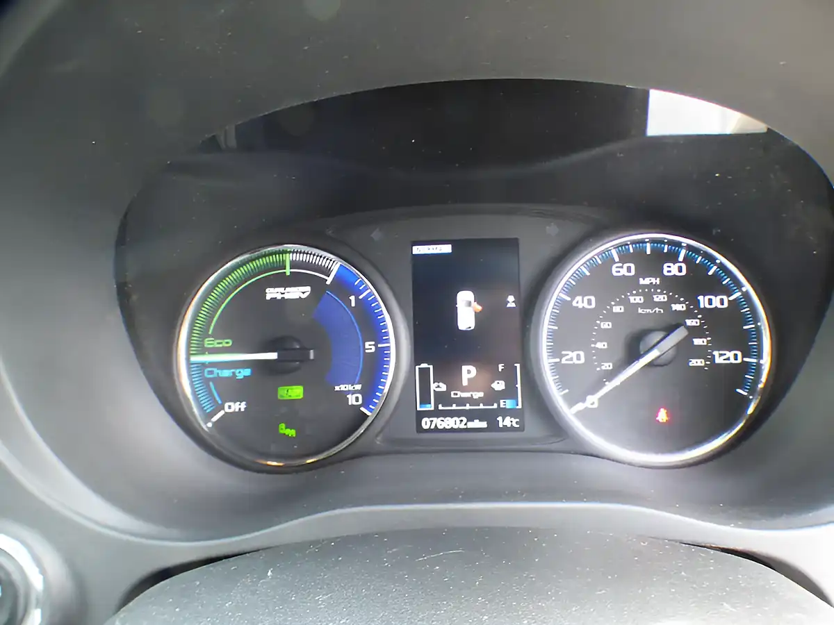 Used 2018 Mitsubishi Outlander Grey - Interior and Exterior details 17