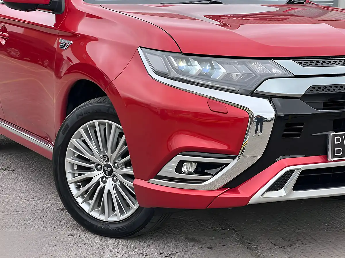 Used 2018 Mitsubishi Outlander Orient Red - Interior and Exterior details 11