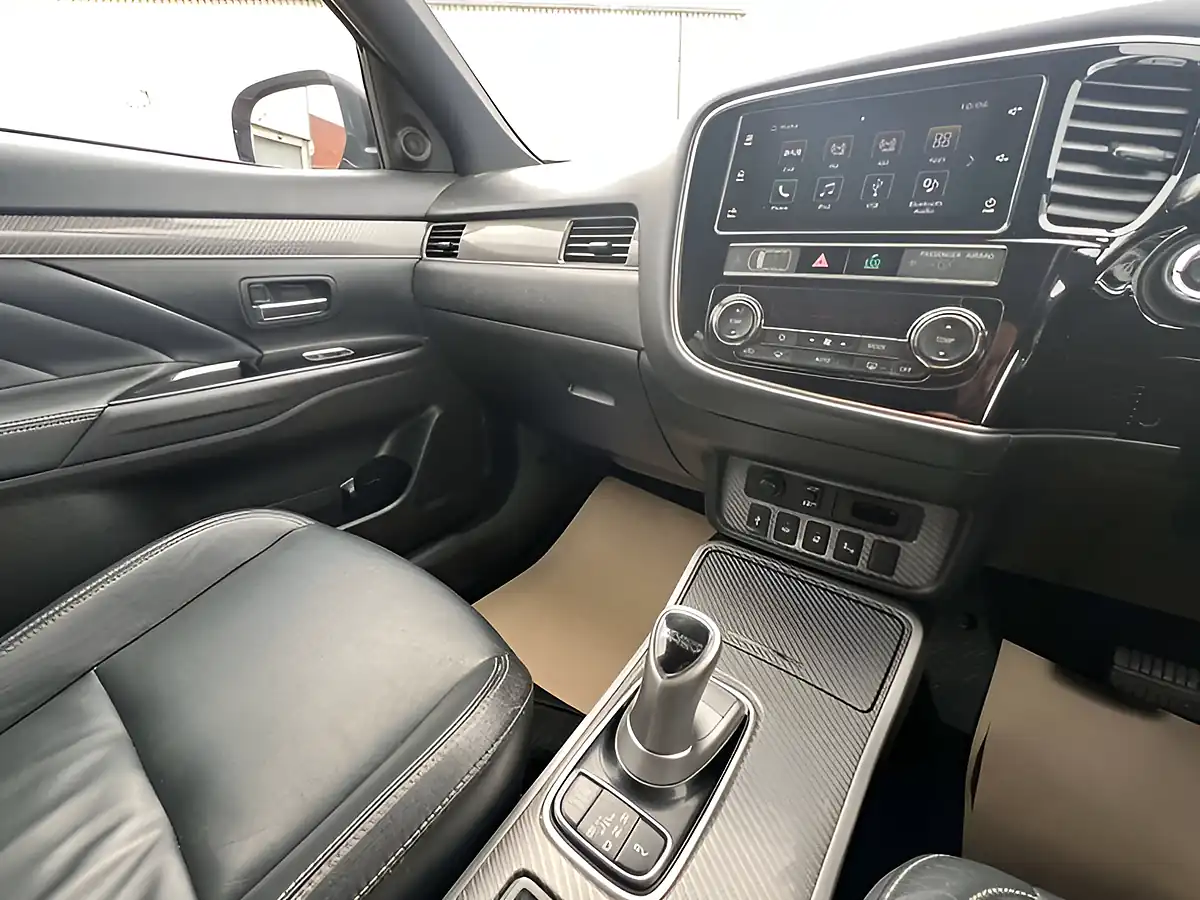 Used 2018 Mitsubishi Outlander Orient Red - Interior and Exterior details 14