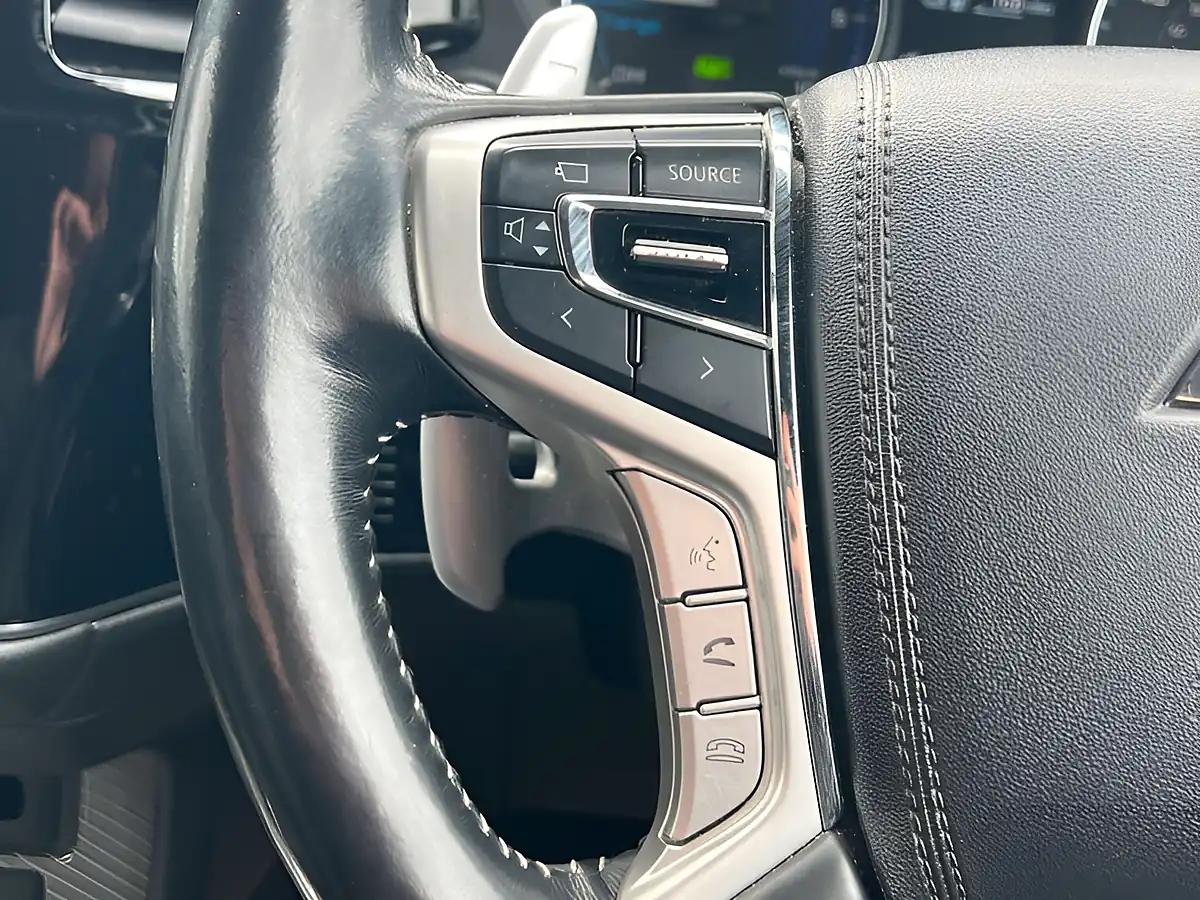 Used 2018 Mitsubishi Outlander Orient Red - Interior and Exterior details 17