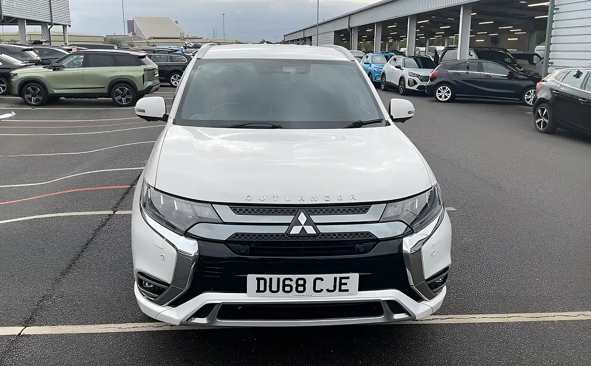 Used 2018 Mitsubishi Outlander White - Interior and Exterior details 2