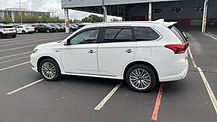 Used 2018 Mitsubishi Outlander White - Interior and Exterior details 3