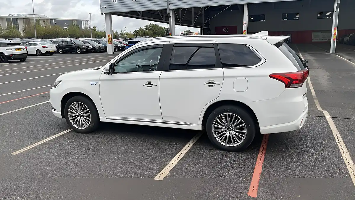 Used 2018 Mitsubishi Outlander White - Interior and Exterior details 3