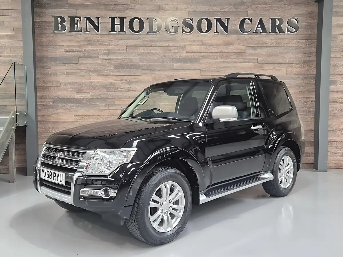 Used 2018 Mitsubishi Shogun SG2 Black - Front View