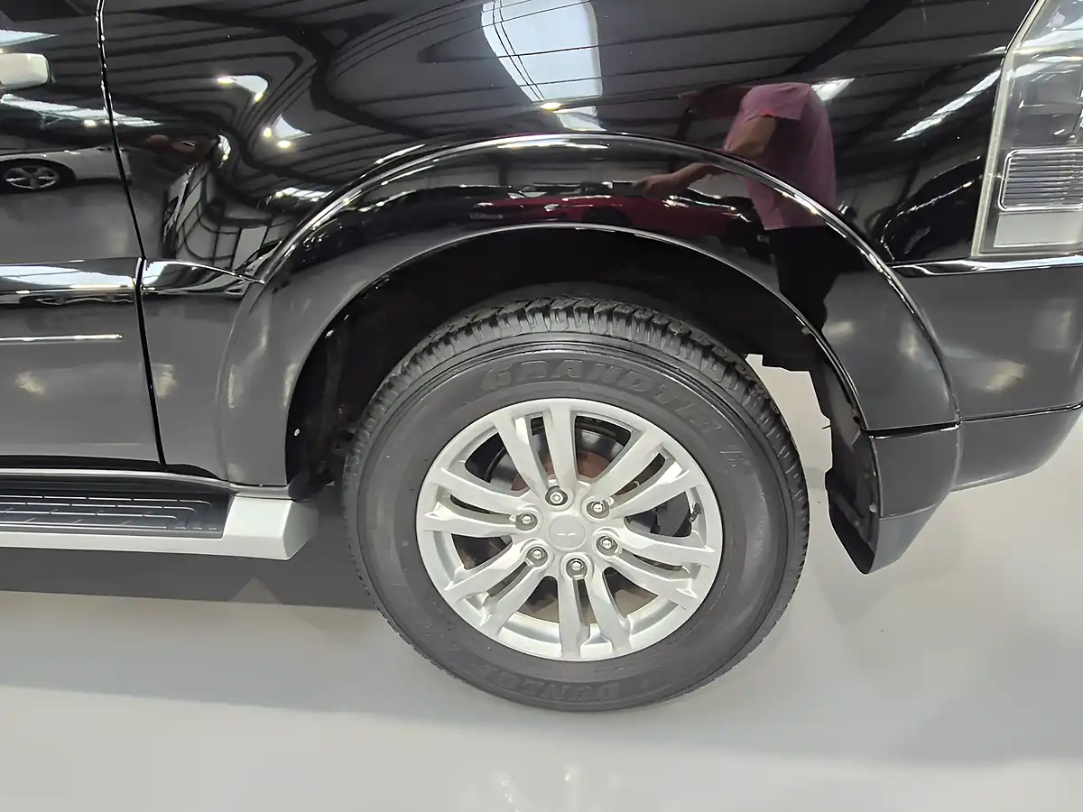Used 2018 Mitsubishi Shogun SG2 Black - Interior and Exterior details 10