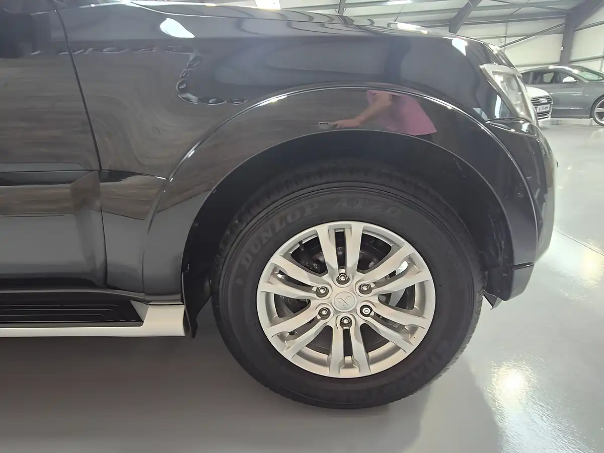 Used 2018 Mitsubishi Shogun SG2 Black - Interior and Exterior details 11