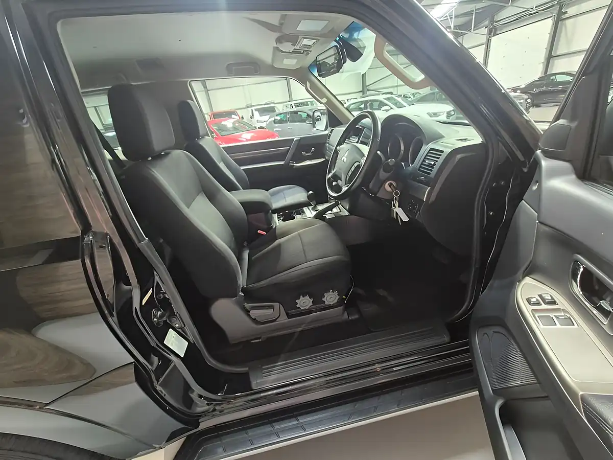 Used 2018 Mitsubishi Shogun SG2 Black - Interior and Exterior details 12