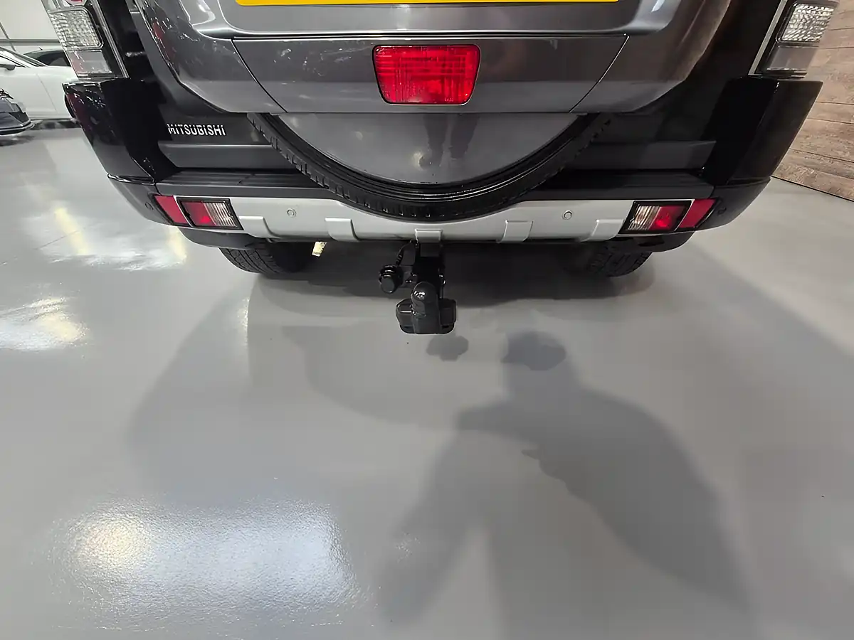 Used 2018 Mitsubishi Shogun SG2 Black - Interior and Exterior details 13