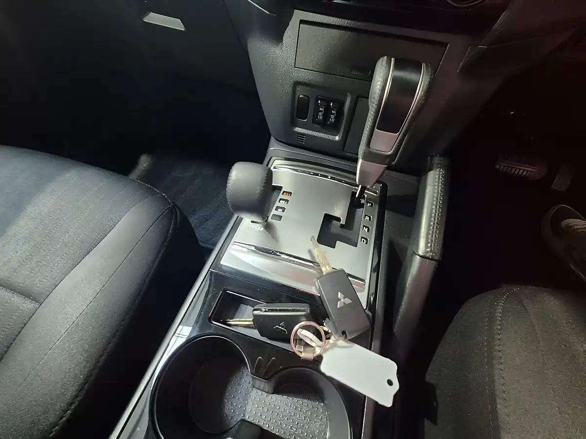 Used 2018 Mitsubishi Shogun SG2 Black - Interior and Exterior details 14