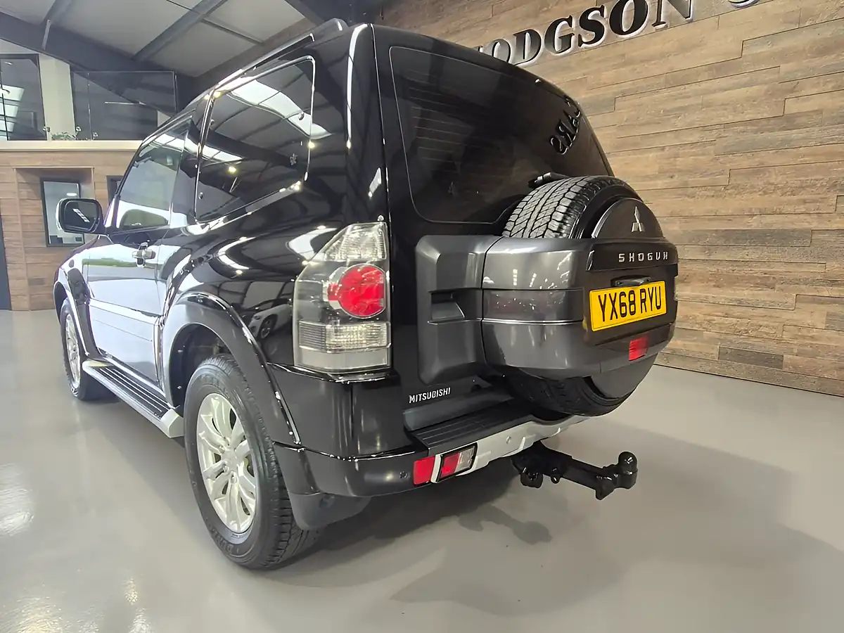 Used 2018 Mitsubishi Shogun SG2 Black - Interior and Exterior details 18