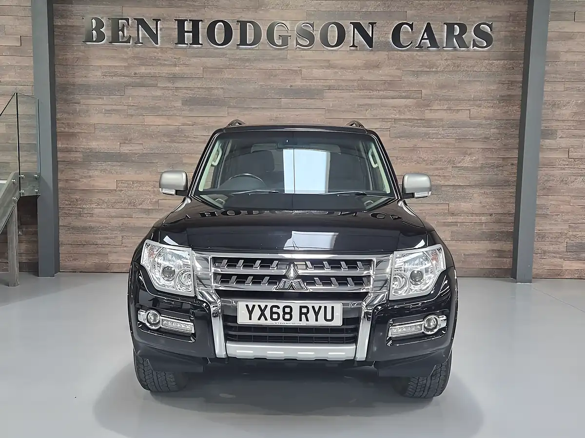 Used 2018 Mitsubishi Shogun SG2 Black - Interior and Exterior details 2