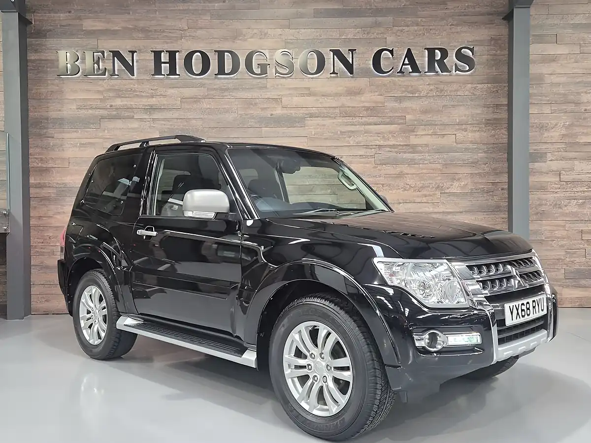 Used 2018 Mitsubishi Shogun SG2 Black - Interior and Exterior details 3