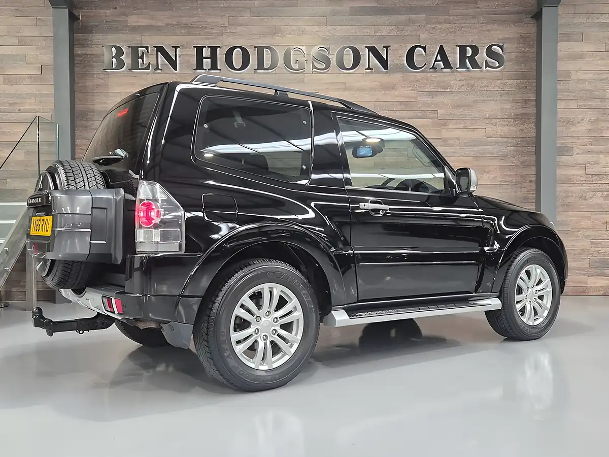 Used 2018 Mitsubishi Shogun SG2 Black - Interior and Exterior details 5