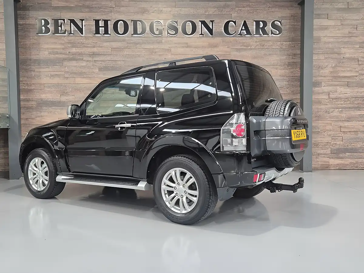Used 2018 Mitsubishi Shogun SG2 Black - Interior and Exterior details 8