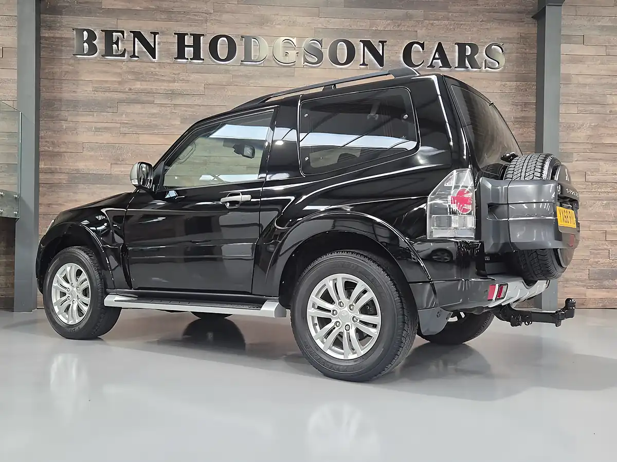 Used 2018 Mitsubishi Shogun SG2 Black - Interior and Exterior details 9