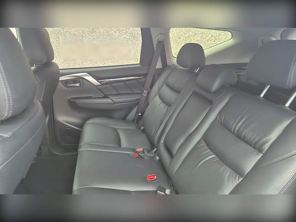 Used 2018 Mitsubishi Shogun Sport Bronze - Interior and Exterior details 11