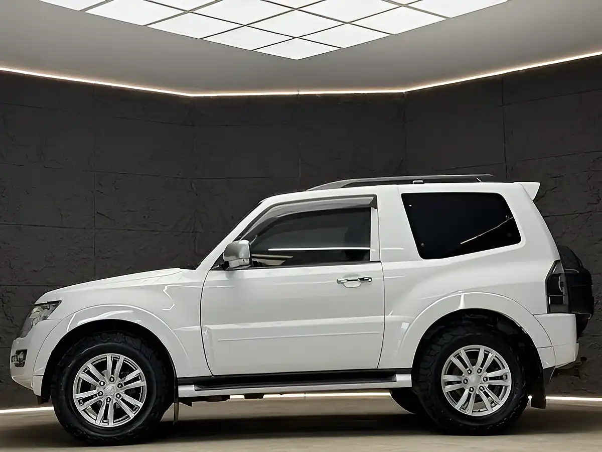Used 2018 Mitsubishi Shogun Warrior White - Interior and Exterior details 5