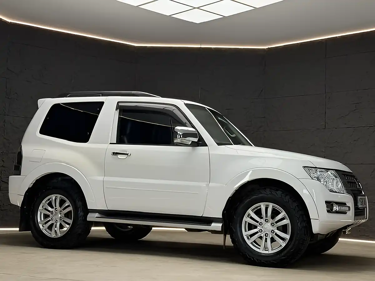 Used 2018 Mitsubishi Shogun Warrior White - Interior and Exterior details 8