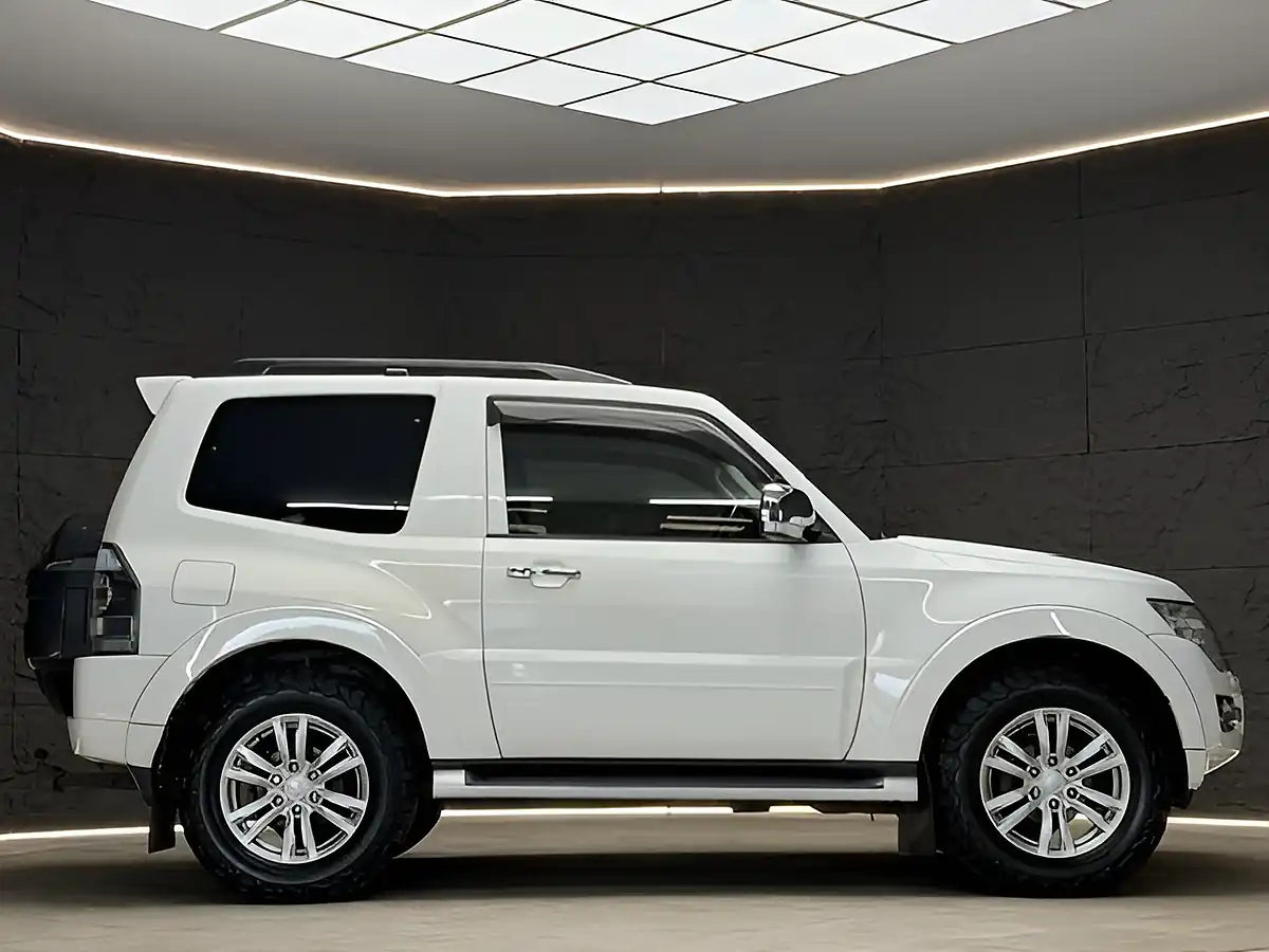 Used 2018 Mitsubishi Shogun Warrior White - Interior and Exterior details 9