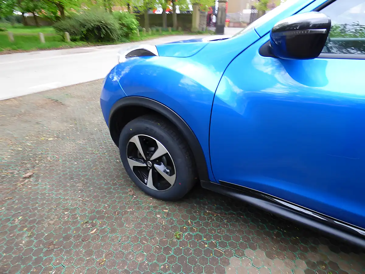 Used 2018 Nissan Juke Bose Personal Edition Blue - Interior and Exterior details 4
