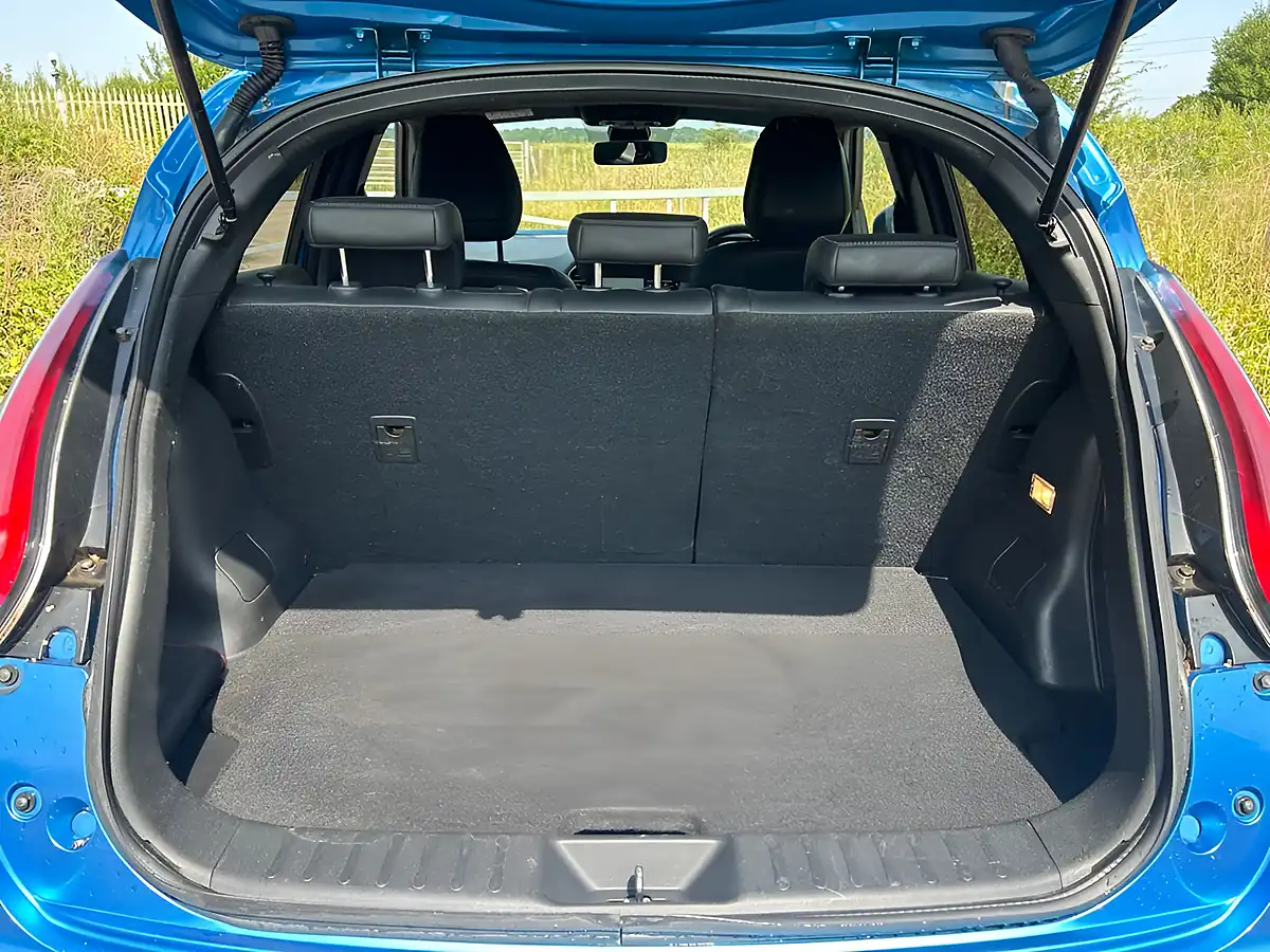 Used 2018 Nissan Juke Tekna Blue - Interior and Exterior details 11