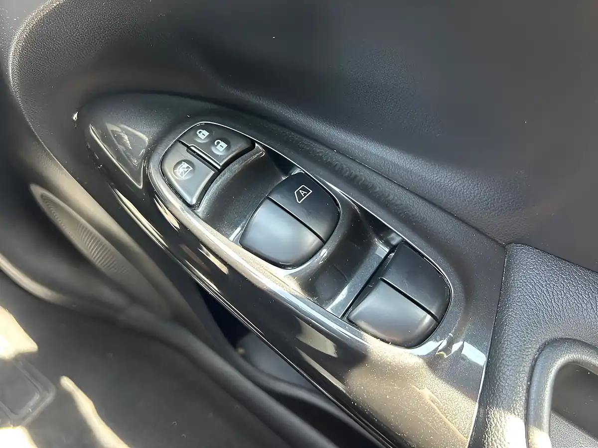 Used 2018 Nissan Juke Tekna Blue - Interior and Exterior details 16