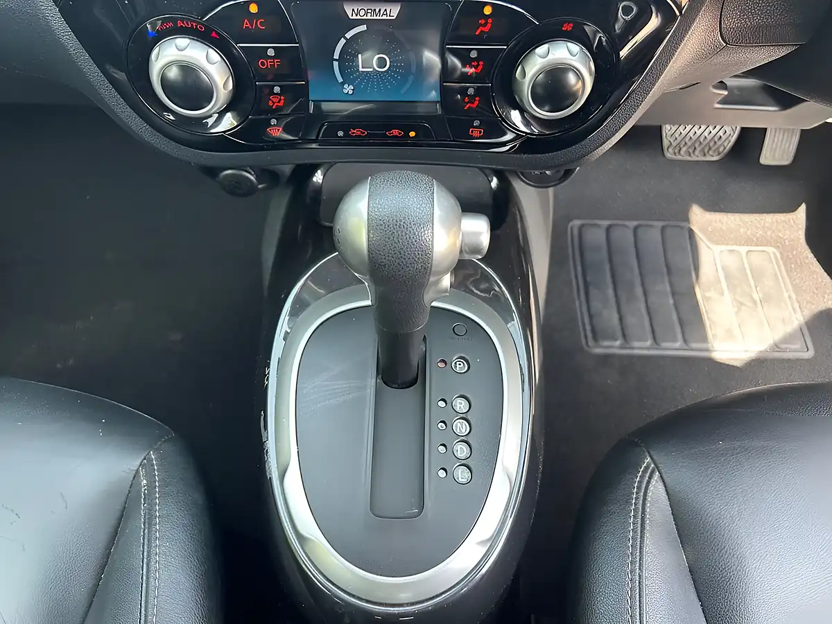 Used 2018 Nissan Juke Tekna Blue - Interior and Exterior details 18