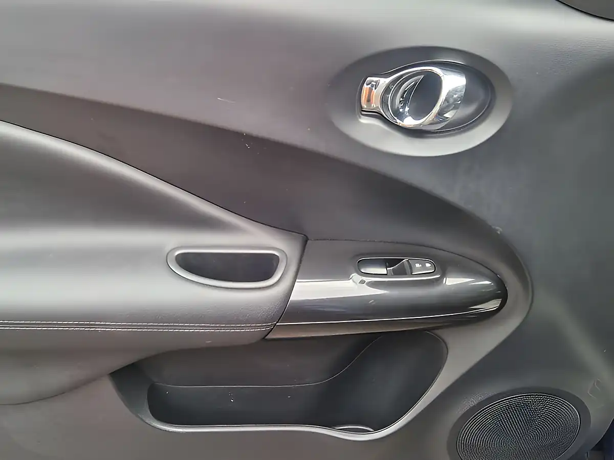 Used 2018 Nissan Juke Tekna Blue - Interior and Exterior details 16