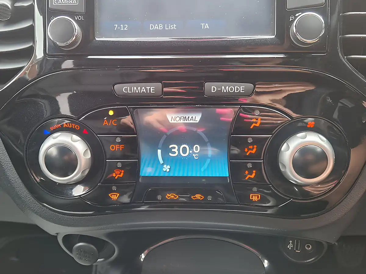 Used 2018 Nissan Juke Tekna Blue - Interior and Exterior details 19