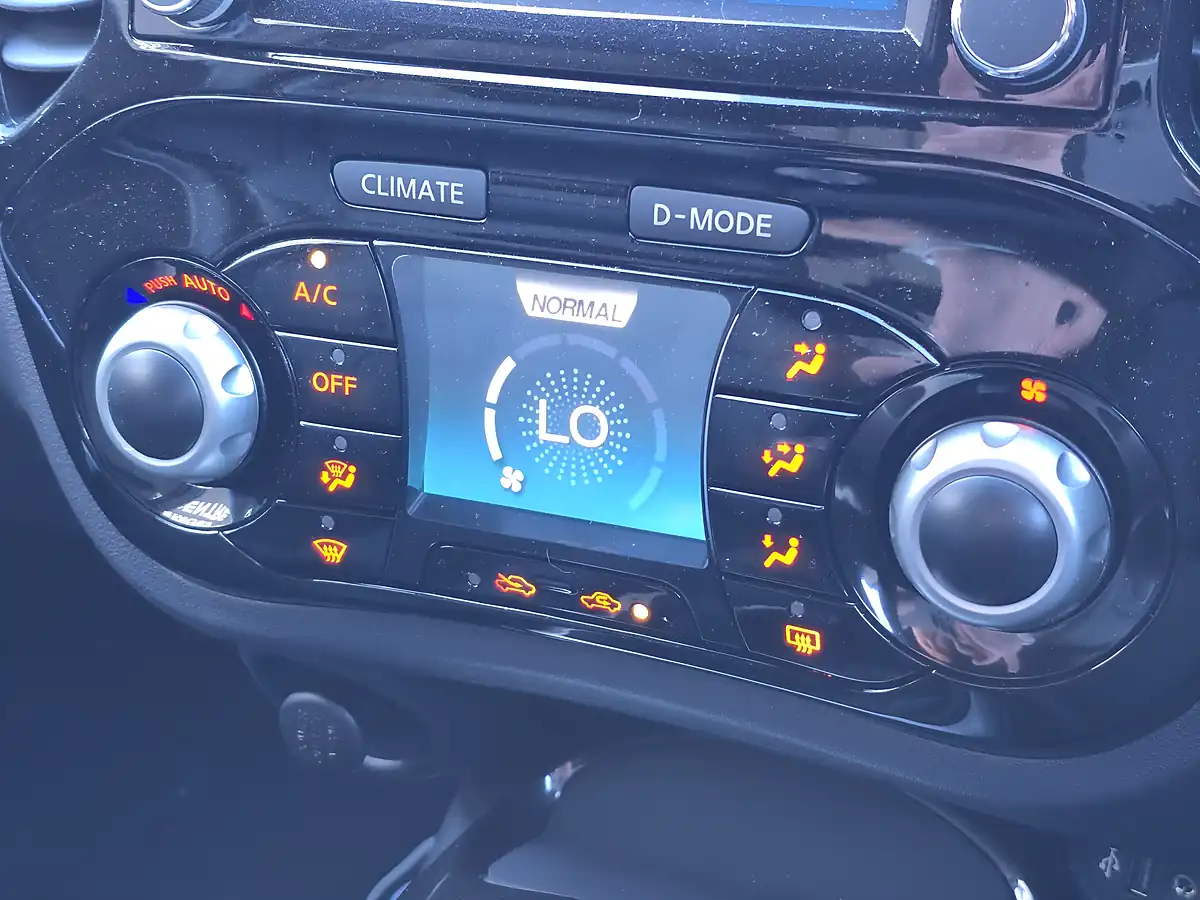 Used 2018 Nissan Juke Tekna Blue - Interior and Exterior details 13